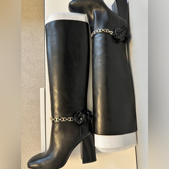 Authentic Toryburch knee boots. Gold chain around ankles and flowers. - Picture 6 of 13
